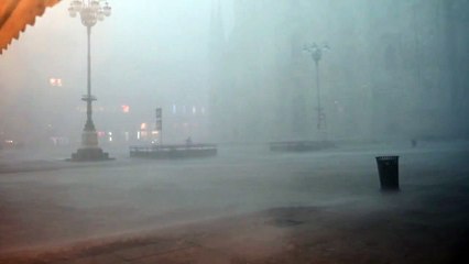 Milano, piazza Duomo allagata