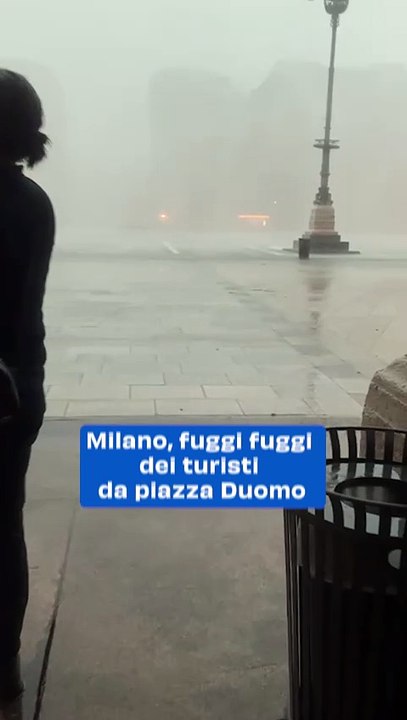 Milano, fuggi fuggi dei turisti da piazza Duomo