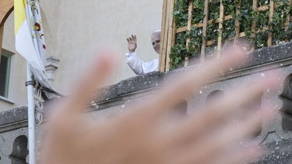 Castel Gandolfo, Papa Leone XIV (a piedi) saluta i fedeli: il Pontefice nella residenza dove Francesco non è mai stato