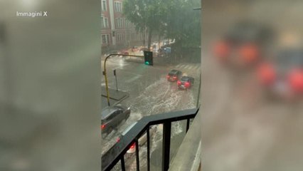 Violento temporale a Milano, strade allagate e raffiche di vento: le immagini