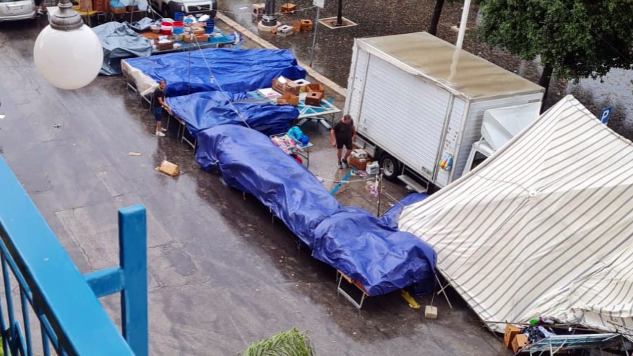 Meteo Puglia, a Bisceglie tempesta improvvisa devasta la piazza: danneggiate le postazioni dei commercianti