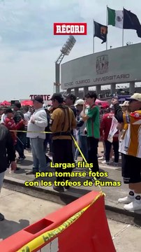 TODOS QUIEREN SU FOTO CON LOS TROFEOS. La afición puma está haciendo largas filas para poder tomarse la foto con los trofeos del equipo.