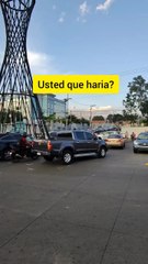 Exponen a dos conductores manejando imprudentemente para evadir rotonda en la capital