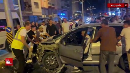 Eskişehir'de Tofaş, kontrolden çıkıp kaldırımda yürüyen vatandaşa böyle çarptı