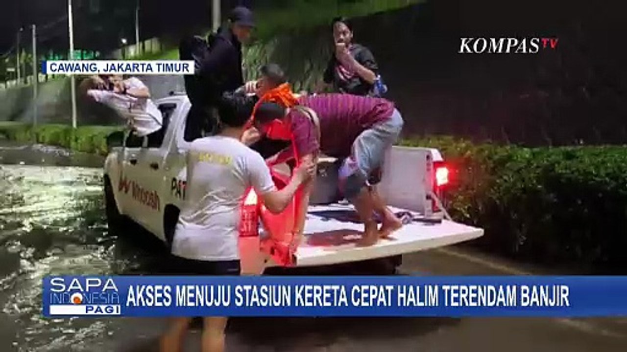 Terjebak Banjir, Penumpang Kereta Cepat Halim Jalan Kaki ke Stasiun  SAPA PAGI