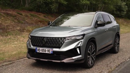 Renault Espace full hybrid E-Tech Iconic Design preview in Baltic Blue Grey
