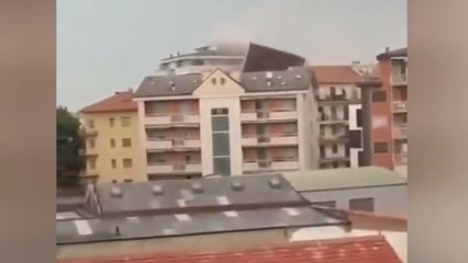 Tetti che volano e fiumi nelle strade, le immagini del «downburst» nel Novarese. Un albero abbattuto nel ristorante di Cannavacciuolo
