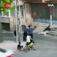 Arnavutköy'de sopalarla binaya saldırdılar: O anlar kamerada