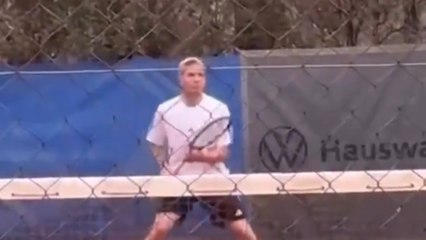 Mastantuono, jugando al tenis antes de unirse al Real Madrid