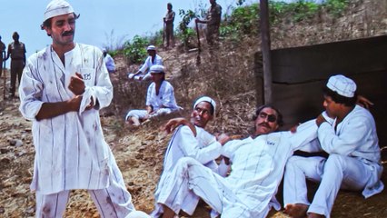 हर कैदी को हुक्म है — शमशेरा के सामने से गुजरते वक़्त सिर झुका कर सलाम करना ज़रूरी है | Amrish Puri