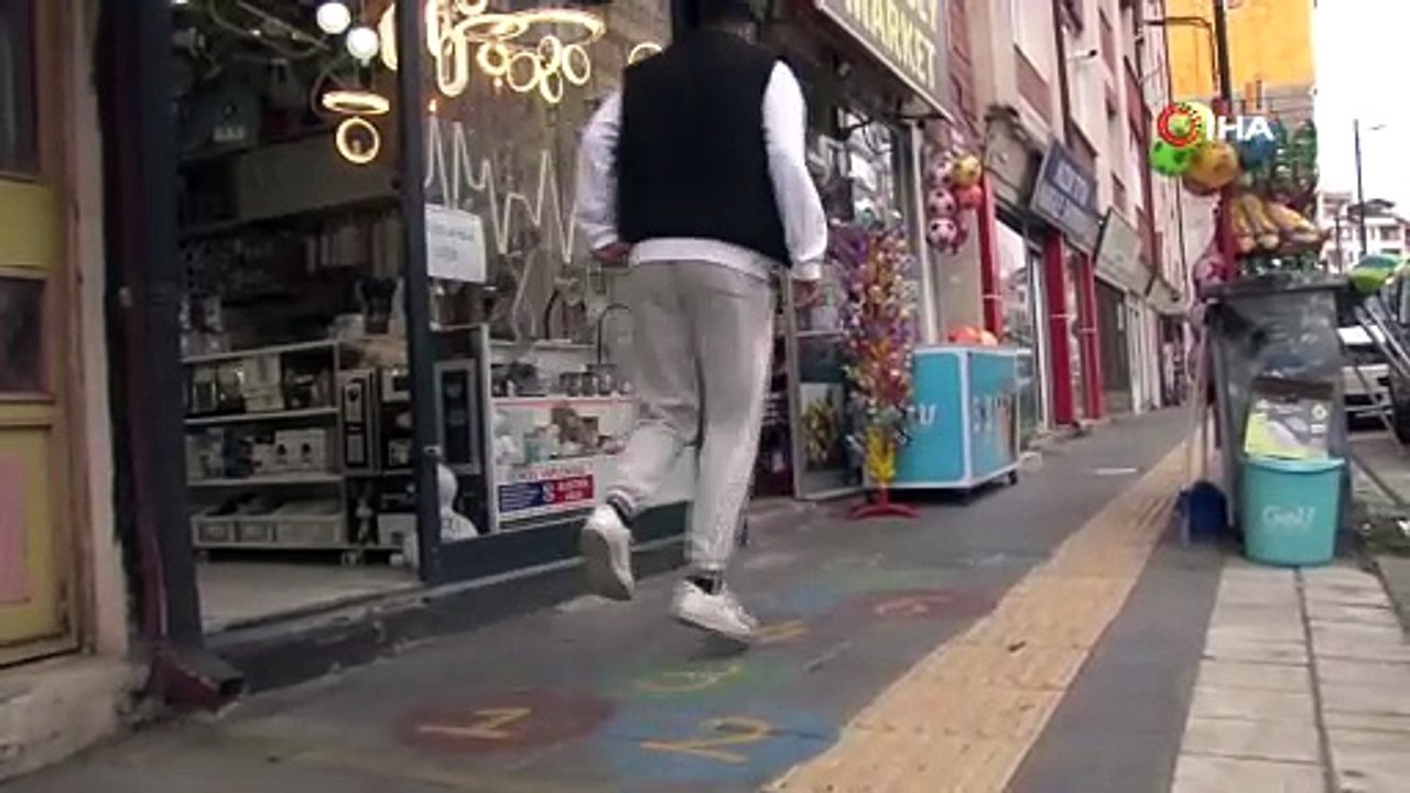 Kaldırıma seksek çizdi, yoldan geçenleri çocukluk hatıralarına götürdü