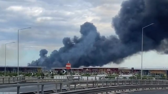 Rogo in un deposito di rifiuti a Fiumicino, il video della colonna di fumo nera