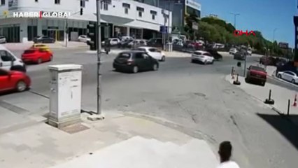 Otomobil ve motosiklet çarpıştı! O anlar kamerada