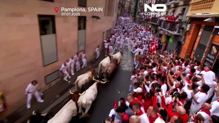 انطلاق مهرجان سان فيرمين: آلاف العدائين يواجهون التحدي المميت في شوارع بامبلونا