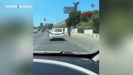 Tek teker üzerinde tehlikeli yolculuk: Cep telefonu kamerasına yansıdı