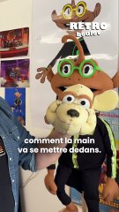Il fabrique ses propres marionnettes ?! 🧸