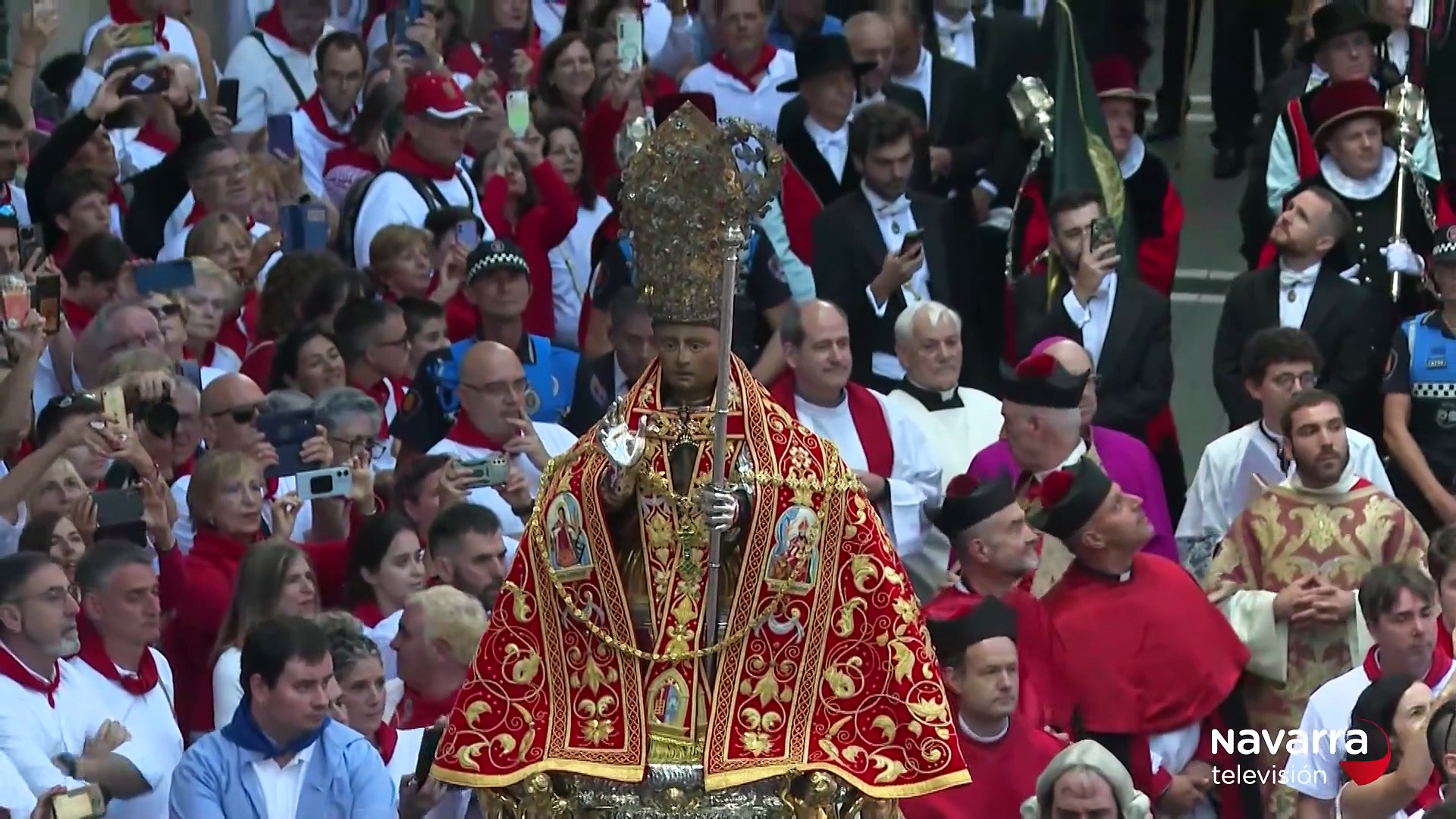 La coral Santiago canta a San Fermín en la plaza del Consejo