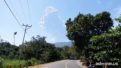 Indonesia, erutta ancora il Laki-Laki: spettacolare e terribile la colonna di cenere di 18 km