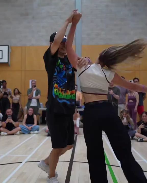 so beautiful dance and Chinese couples 25 years old girl with boy dance club with audience
