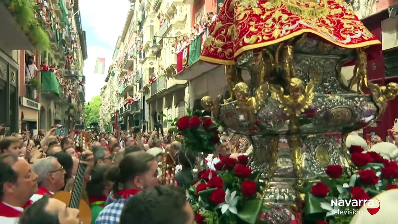 La cofradía de San Saturnino canta la 'Aurora a San Fermín'