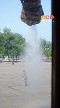 Rudy conduit un éléphant géant et arrose les passants avec sa trompe ! Un métier pas comme les autres, qu’il vit avec humour et bonne humeur. 🐘