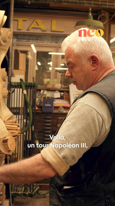 Près de 50 ans de métier et toujours la même flamme. Ivan, ébéniste à Paris, façonne le bois avec passion et transmet ce savoir-faire précieux aux générations futures. 🔥🔨