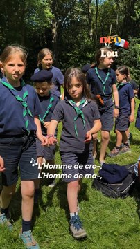 Quand la petite Marie chante avec les Jeannettes des Scouts Unitaires de France : un moment suspendu, rempli de joie contagieuse ! ✨