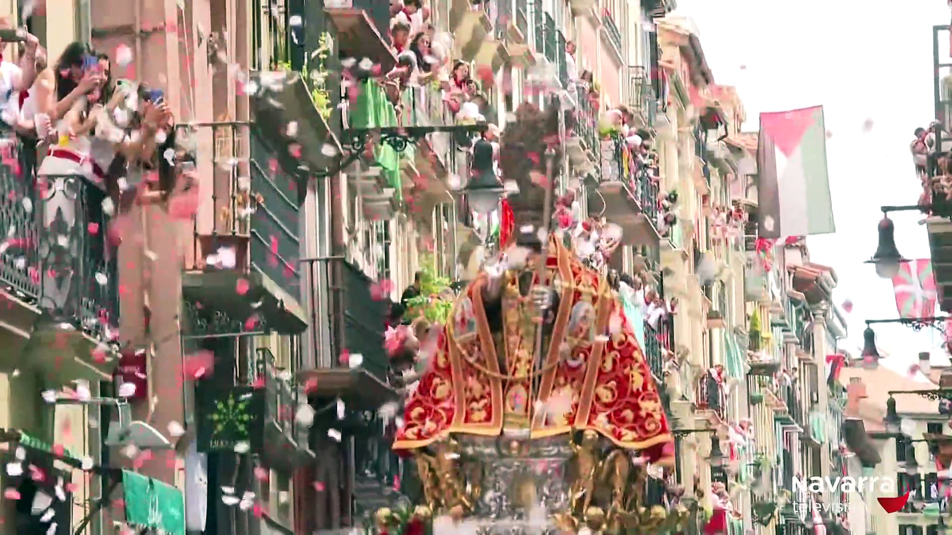 Lluvia de pétalos sobre San Fermín en la calle Mayor