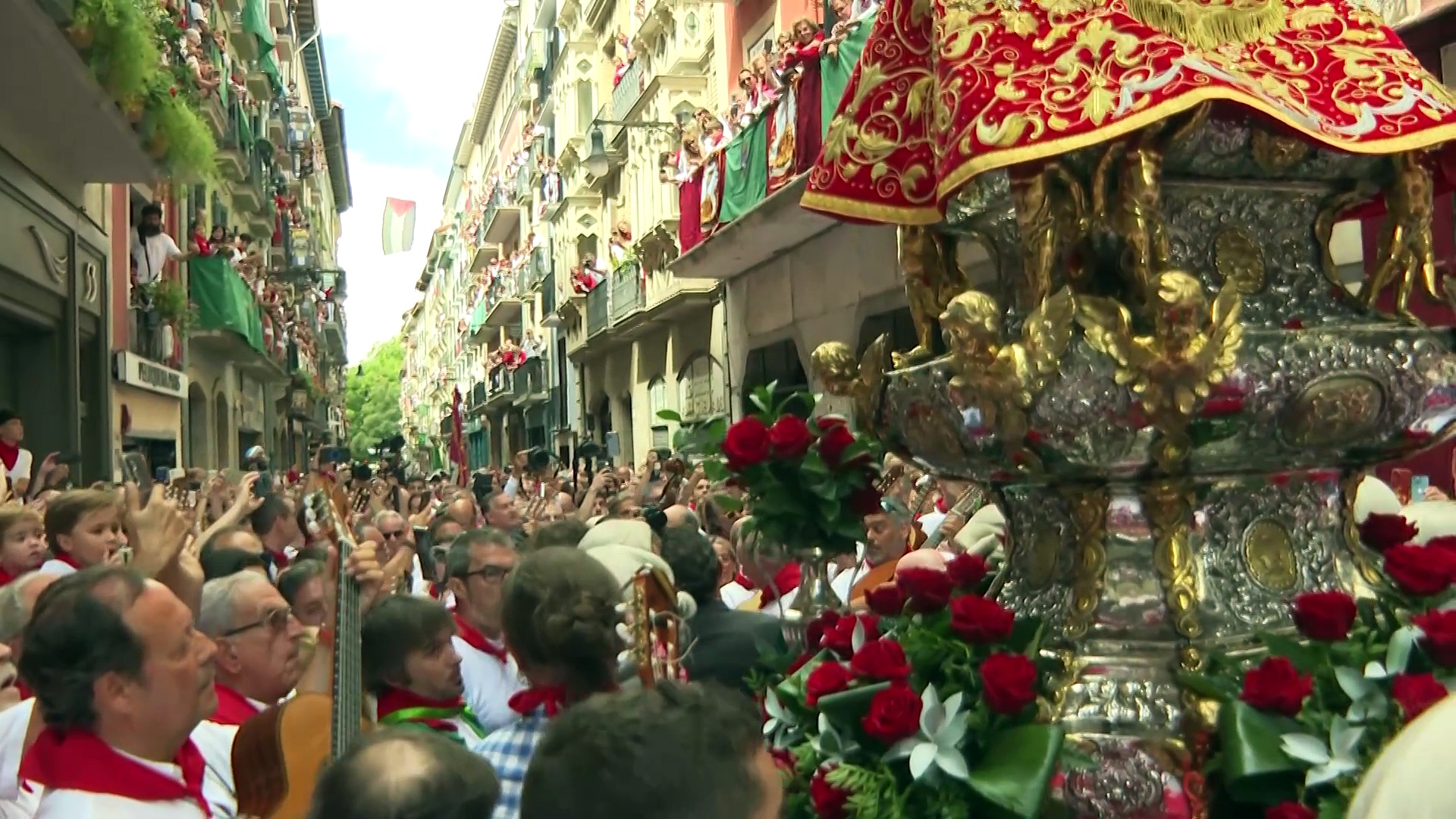La Cofradía de San Saturnino canta 'Aurora a San Fermín'