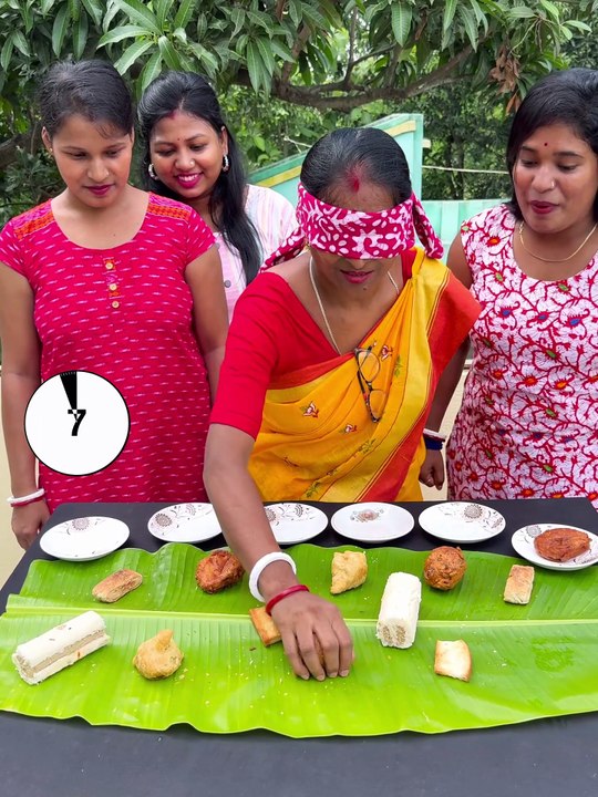 বৌমা বনাম শাশুড়ি! চোখ বন্ধ করে চপ-সিঙ্গারা চ্যালেঞ্জ 😂  Funny Food Game Challenge 2025