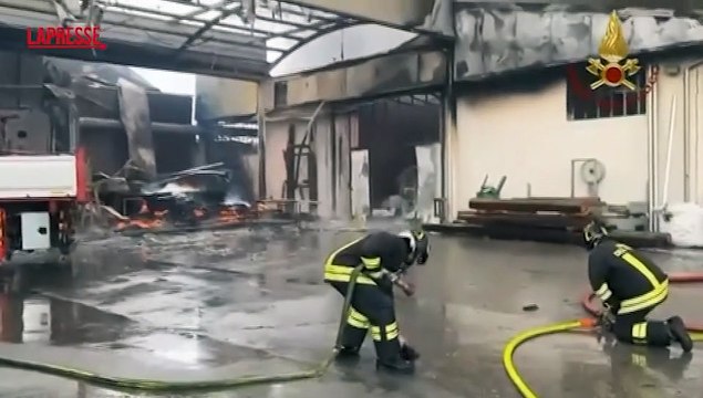 Treviso, incendio a Cordignano in una ditta di pannelli fotovoltaici: le immagini dei soccorsi