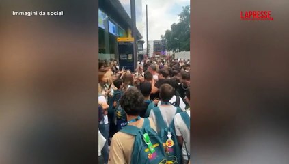Amadeus fermato a Londra da alcuni giovani italiani: il video virale sui social