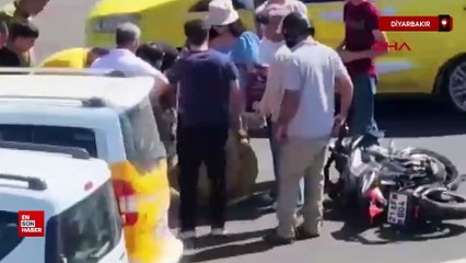 Diyarbakır'da taksinin çarptığı motosikletin sürücüsü yaralandı