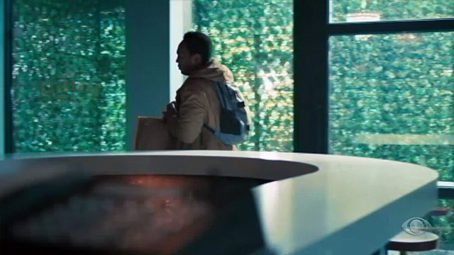 Sebastião assina documentos para ser representante do Café Especial sem imaginar que Ivan está falsificando os produtos