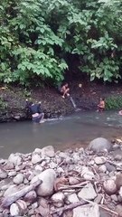 Serpiente de gran tamaño asusta a turistas