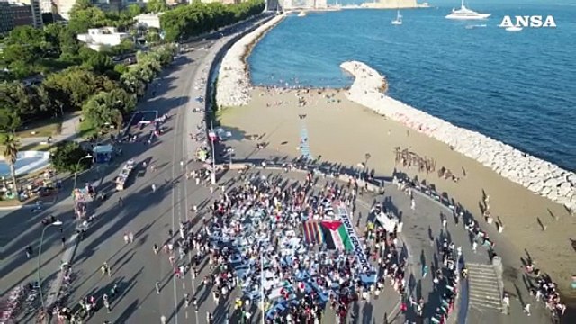 Flash mob a Napoli, corpi distesi in memoria delle vittime di Gaza