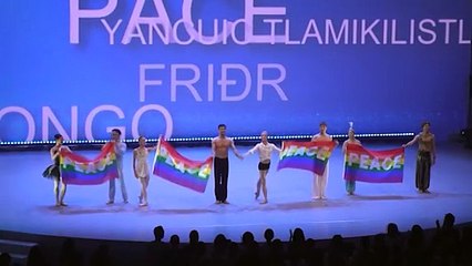 Roberto Bolle all'Expo di Osaka manifesta per la pace