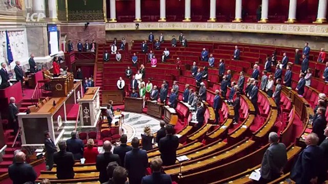 Regardez les députés qui ont respecté une minute de silence à l'Assemblée Nationale en mémoire du député Olivier Marleix, qui a mis fin à ses jours à l'âge de 54 ans