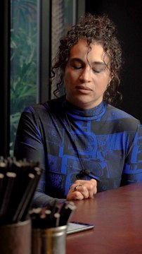 Camélia Jordana en Speed Datting avec Azzeddine Ahmed-Chaouch. Elle revient sur son parcours, sa construction artistique, et parle de sa fierté d’être devenue artiste, un métier qu’elle ne pensait même pas accessible enfant, faute de modèles.