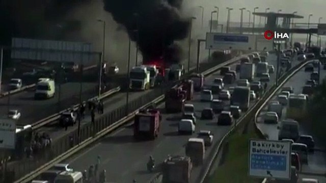 İstanbul yine büyük bir faciadan döndü: Metrobüs alev alev yandı