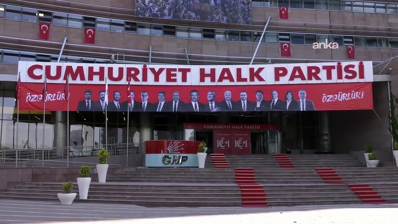 CHP Genel Merkezi'ne tutuklu başkanların afişi asıldı