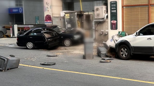 경기 고양시 승용차가 상가로 돌진...급발진 주장 / YTN