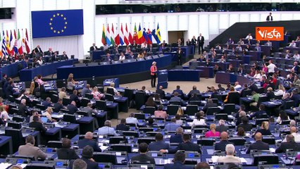 Von der Leyen: "Mozione di sfiducia contro di me è caccia alle streghe, non cederemo"