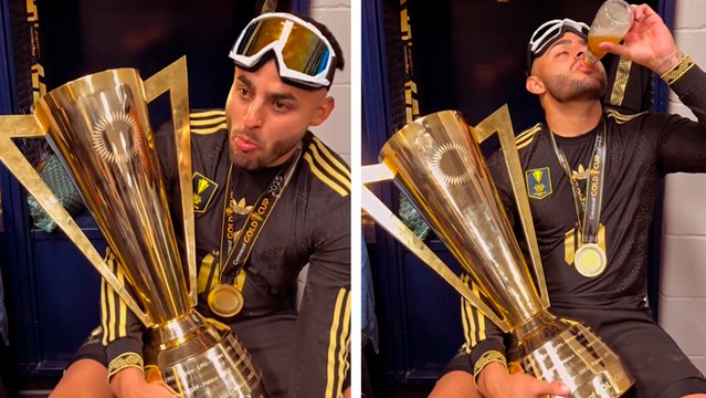 Alexis Vega celebra la victoria de México en la Copa Oro presumiendo trofeo y medalla