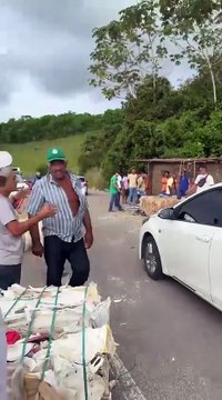 Tombamento de caminhão com recicláveis deixa feridos e lentidão na AL-105 em Matriz do Camaragibe