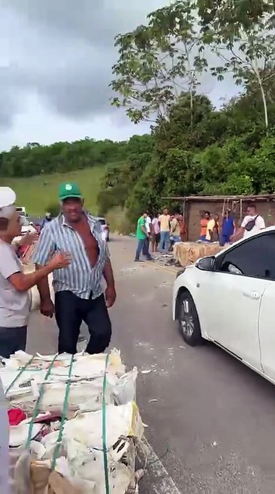 Tombamento de caminhão com recicláveis deixa feridos e lentidão na AL-105 em Matriz do Camaragibe