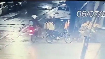 Entregador tem moto roubada por dupla armada; confira