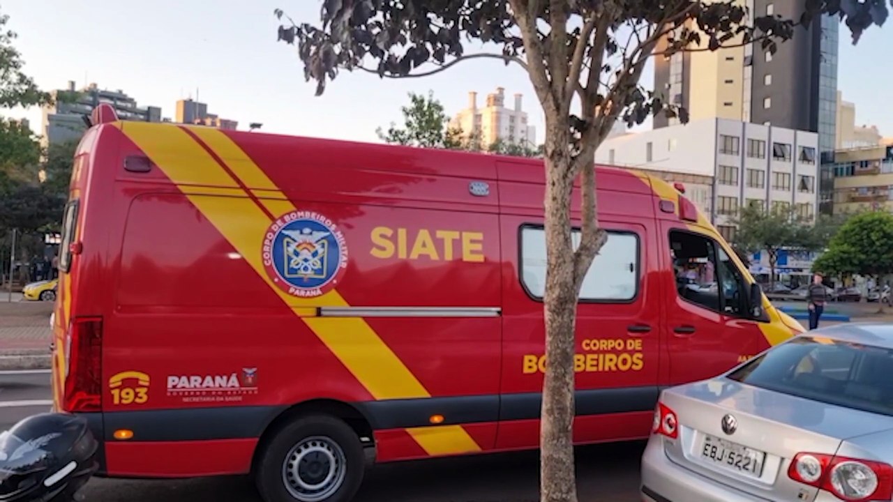 Batida entre moto e Spacefox deixa mulher ferida na Avenida Brasil