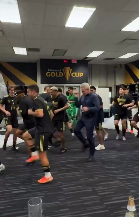 Javier Aguirre baila con sus jugadores tras ganar la Copa Oro