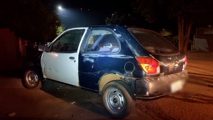 Fiesta bate contra meio-fio e motorista fica ferido na Avenida Uirapuru